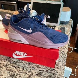 Women’s 9 Nike Air